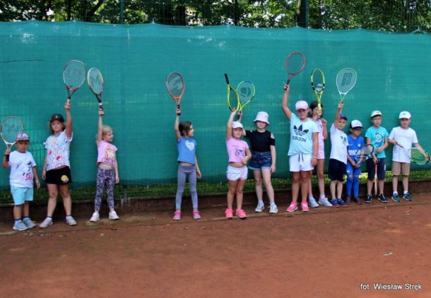 Uczestnicy wakacyjnej szkółki tenisa ziemnego, autor: Wiesław Stręk